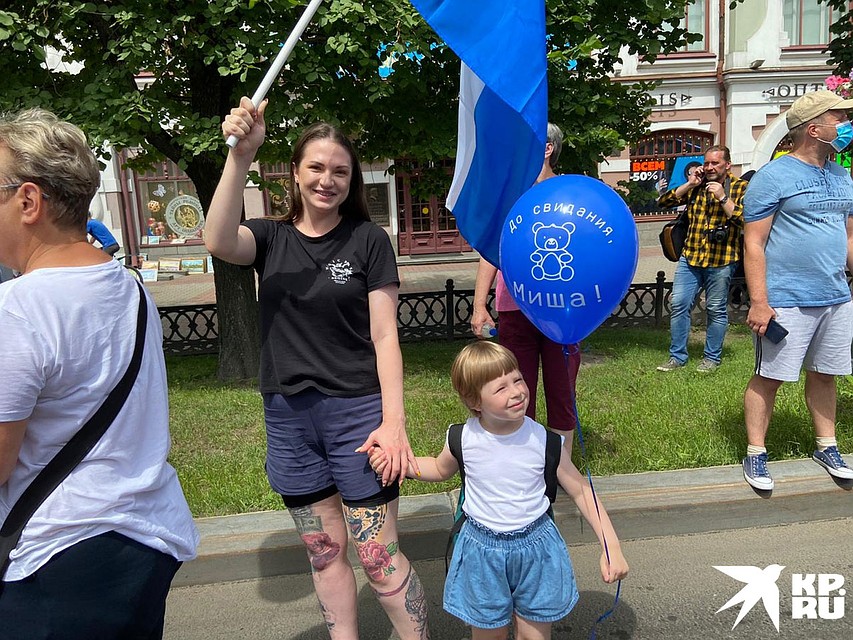 Лозунги не отличаются большим разнообразием, но на это раз Мишу выйти не просили. Все отлично знают, что губернатор (Михаил Дегтярев) улетел подальше от митинга, в Охотск. Фото: Борис КОКУРИН