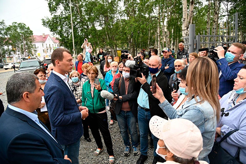 Михаил Дегтярев отвечает на вопросы хабаровчан. Фото: Личный архив