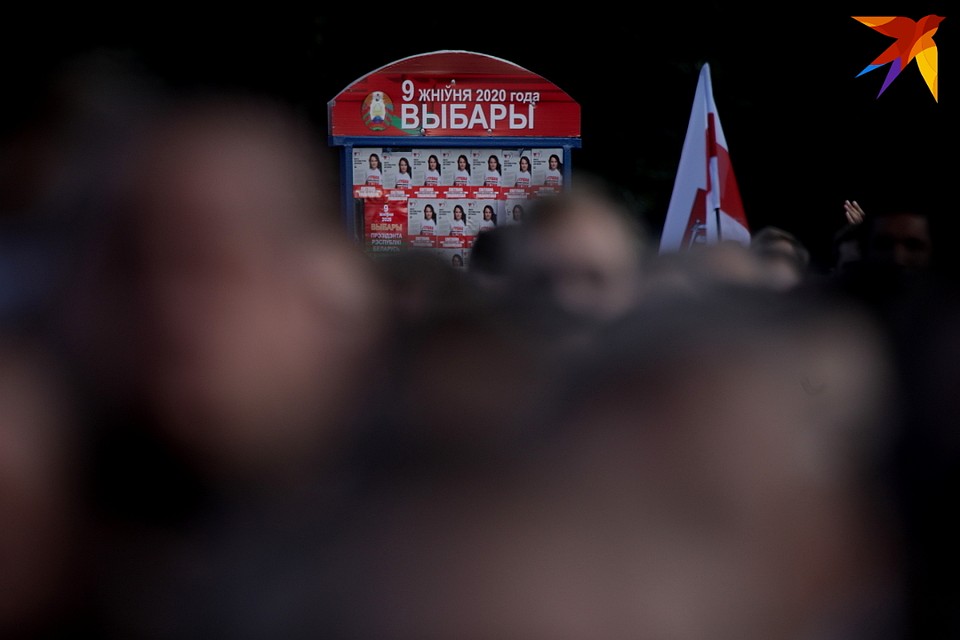 Стенд со списком кандидатов почти полностью оклеен листовками с фотографиями Светланы Тихановской. Фото: Святослав ЗОРКИЙ