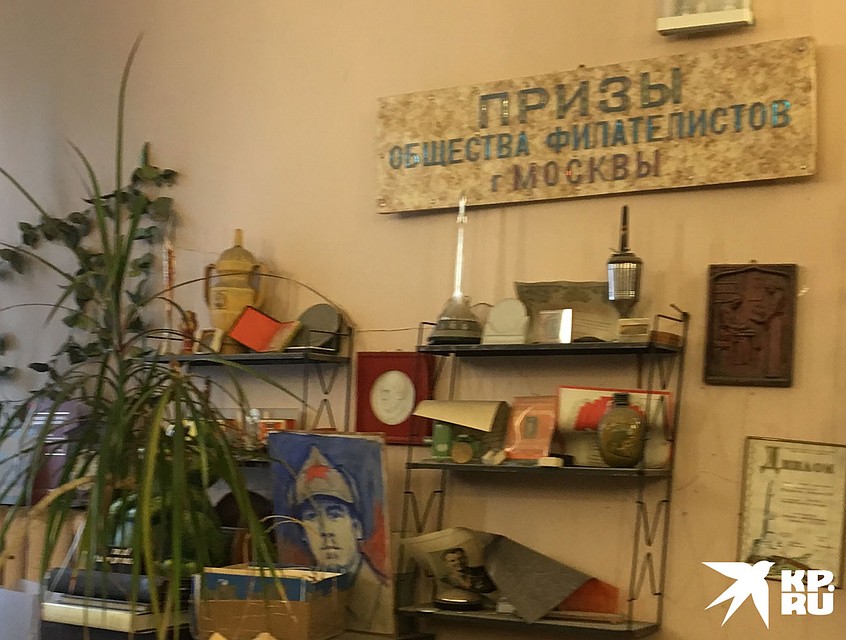 Здесь можно заказать и посмотреть альбом с марками или открытками. Фото: Сергей СЕЛЕДКИН