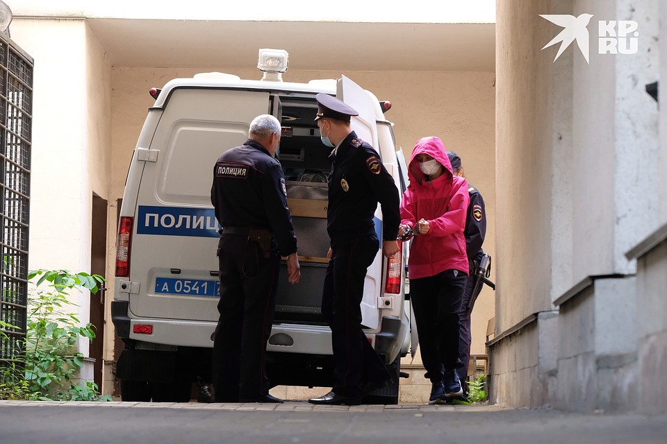 Марину теперь в водят только в наручниках Фото: Артем КИЛЬКИН