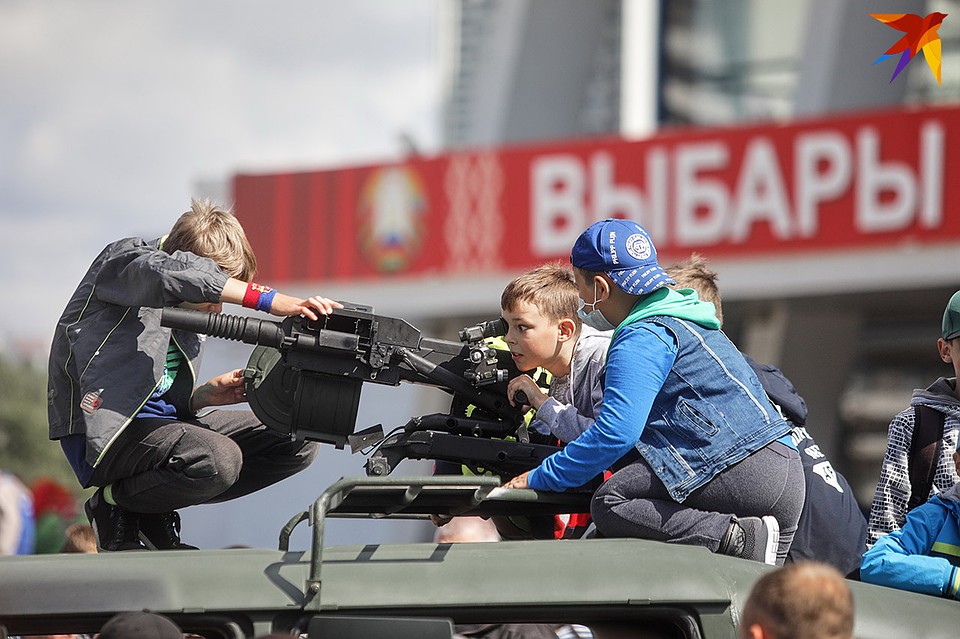 Дети с удовольствием исследовали военную технику. Фото: Павел МАРТИНЧИК