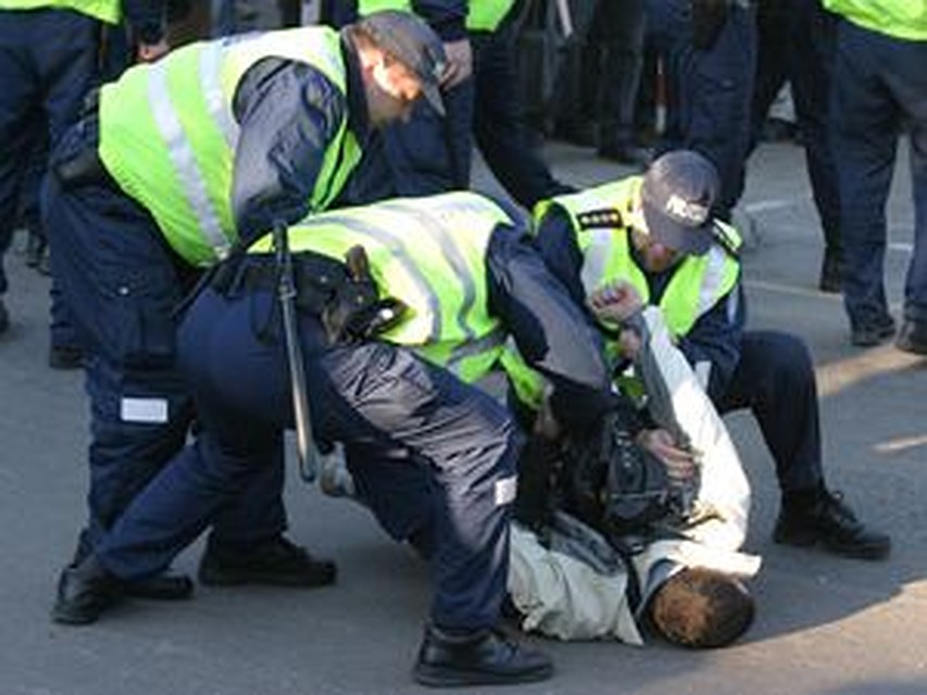 ...но весной 2007 года эстонские власти пошли ва-банк, жестоко расправившись с защитниками монумента.