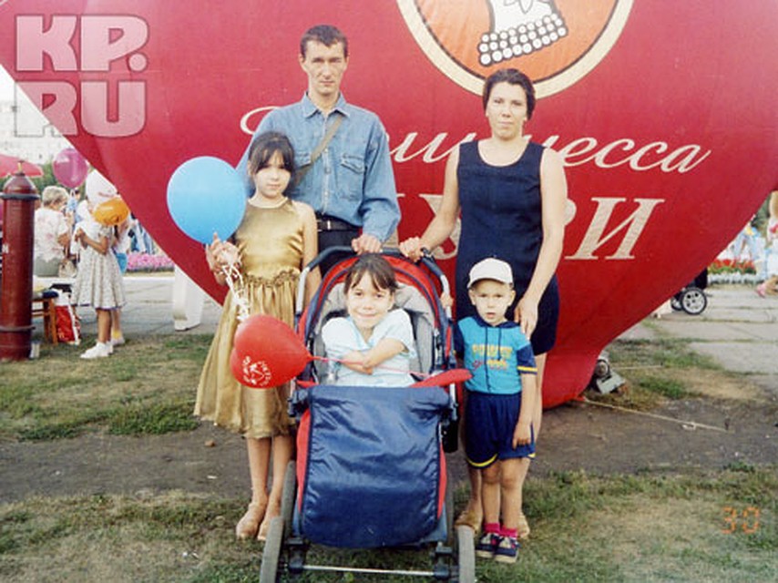 Мама спустя восемь лет удочерила родную дочь, от которой отказалась еще в роддоме