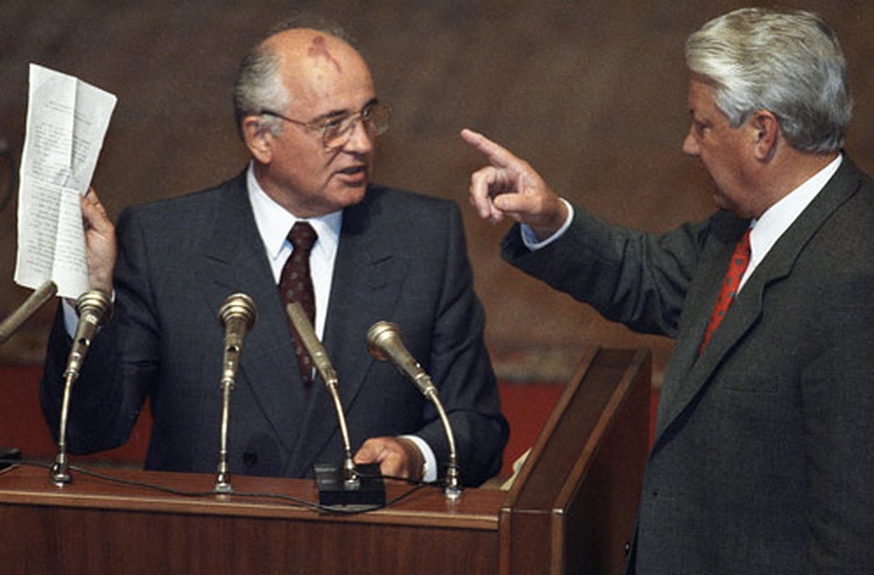 23 августа 1991 года: Президент СССР Михаил Горбачев и Президент РФ Борис Ельцин во время вечернего заседания внеочередной сессии ВС РСФСР. Даже после ГКЧП Горбачев боролся за Союз.