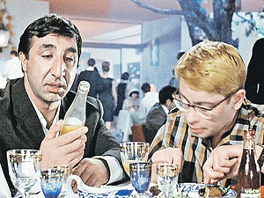 Украсть невесту герой Фрунзика Мкртчяна (слева) уговорил Шурика (Демьяненко).