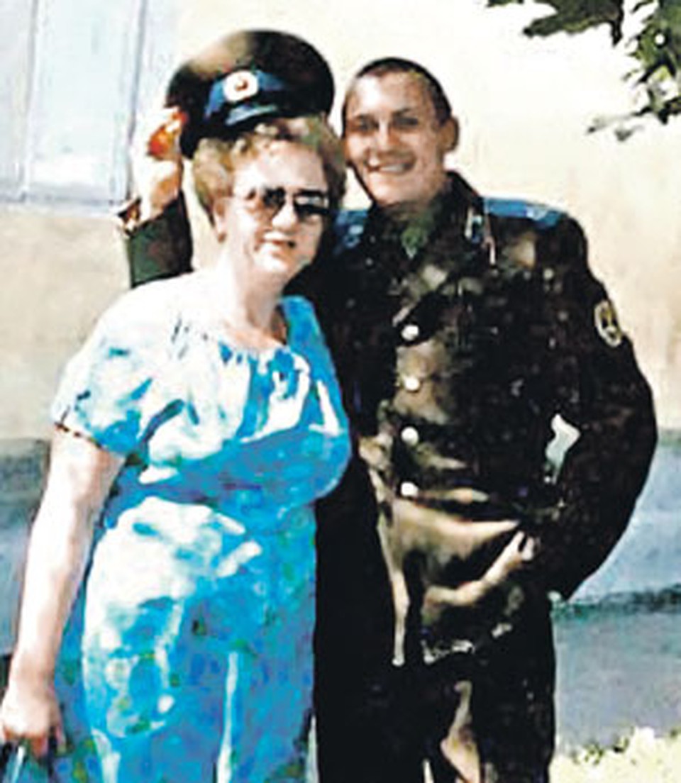 Военнослужащий Стас Михайлов с мамой.