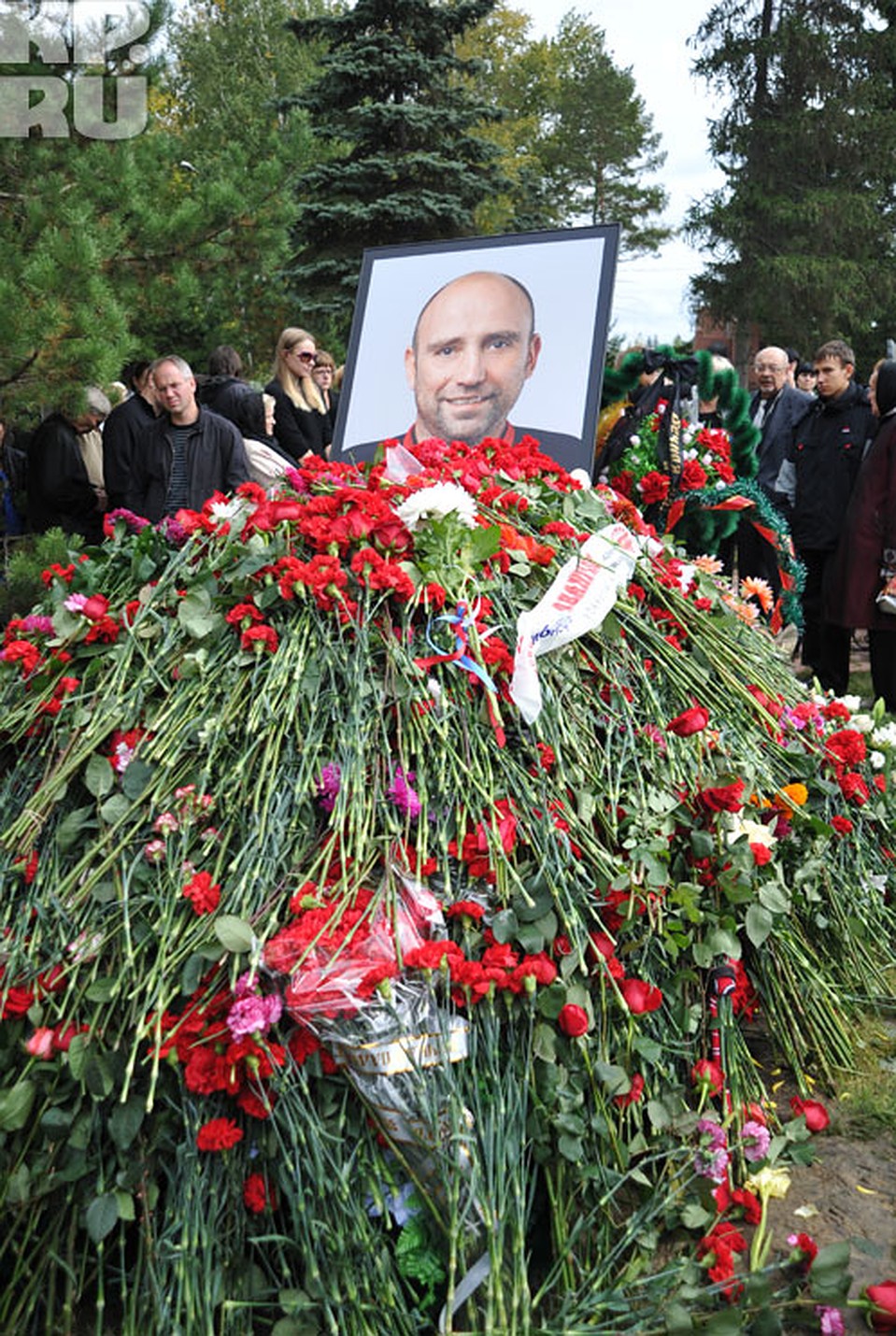 Могила хоккеиста была усыпана цветами Фото: Николай КРИВИЧ