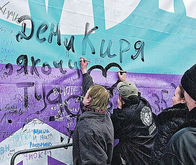 Толпы поклонников ежедневно штурмовали холл гостиницы «Россия», где шли съемки. Фото: Владимир ВЕЛЕНГУРИН