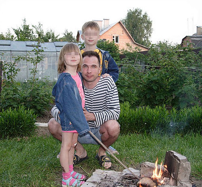 В социальных сетях фото нарколога - и с детьми...