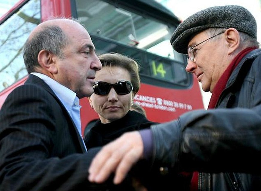 А ведь когда-то Вальтер Литвиненко (справа) вместе с невесткой Мариной (в центре) были закадычными друзьями Березовского.