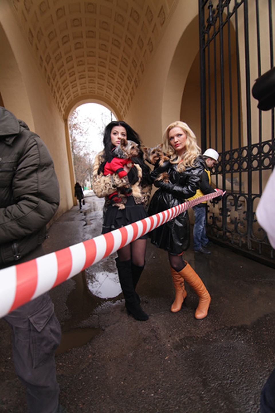 Всем участницам конкурса предложили примерить на себя самые разные образы девушек, которых все мы встречаем в повседневной жизни. Кто-то оказался в библиотеке, а этим двум красавицам пришлось вживаться в образ гламурных девиц. Как думаете, получилось?