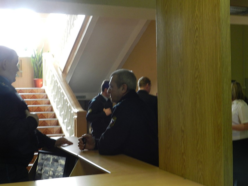 Но большинство "акул пера" в зал заседаний снова не пустили.