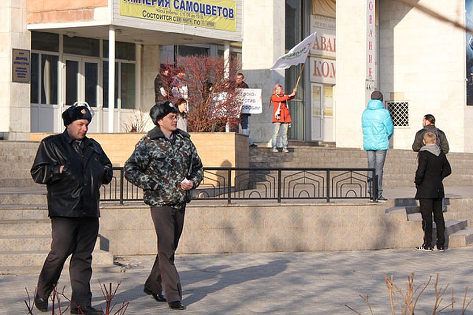 Все время неподалеку от митингующих чинно прогуливались майор с капитаном.