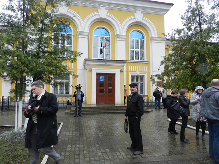А перед зданием суда народу почти не было.