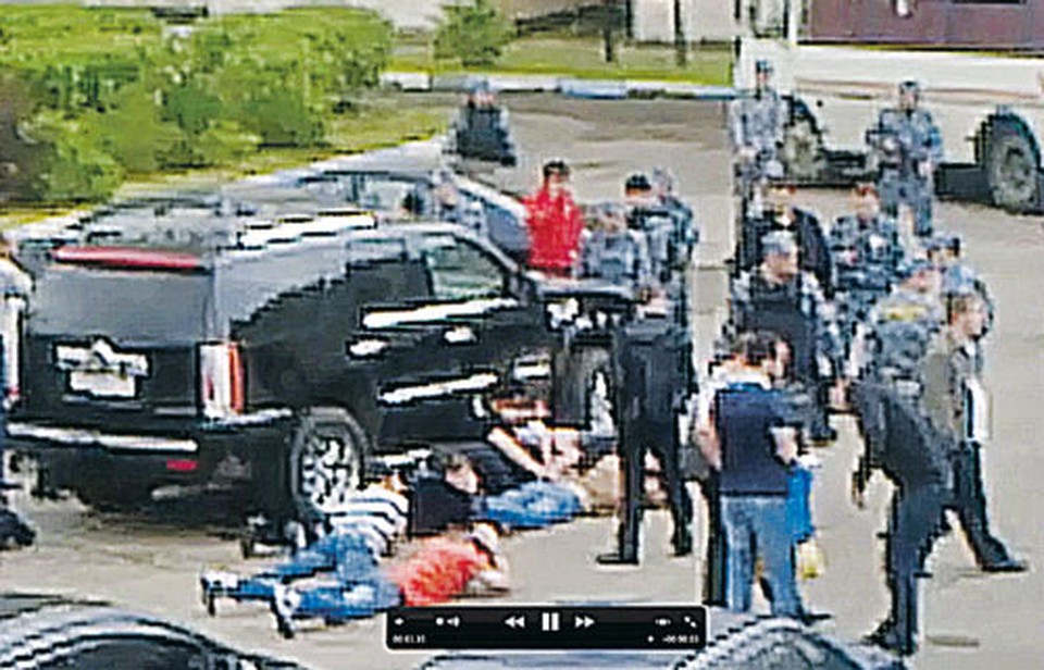 Полиция быстро уложила драчунов на асфальт.