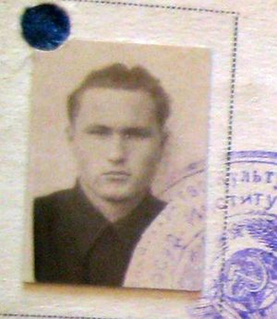 Фото из студенческого билета Василия Шукшина. Здесь ему 25 лет.