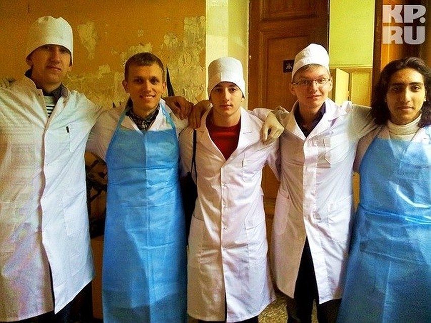 Адам (в центре) со своими одногруппниками по медвузу.