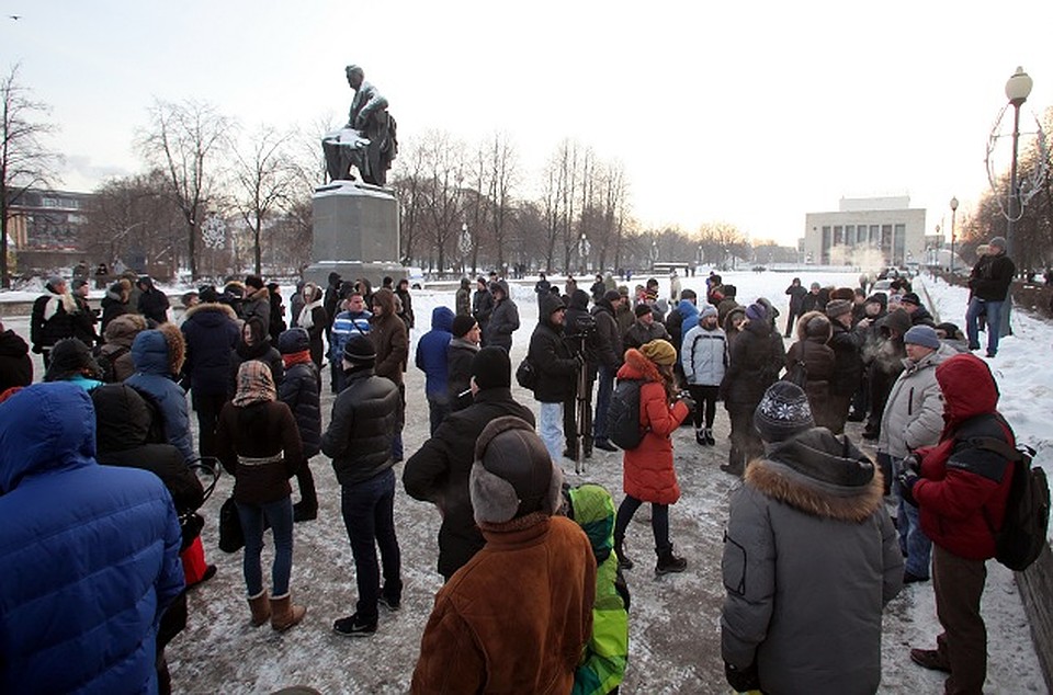 В воскресенье в Петербурге на Пионерской площади десятки людей собрались на митинг