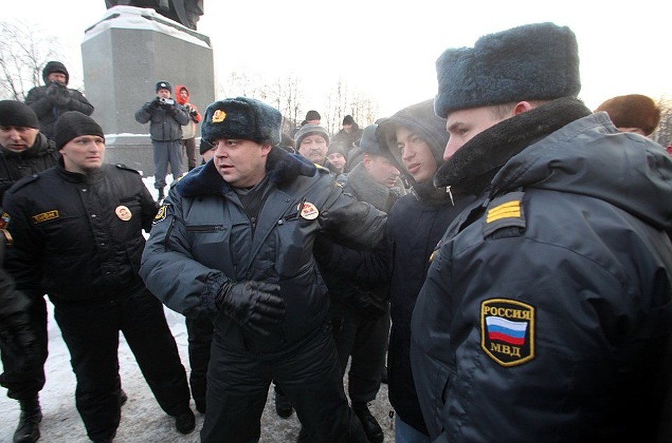 Бойцы ОМОНа не дали собравшимся на Пионерской площади провести митинг