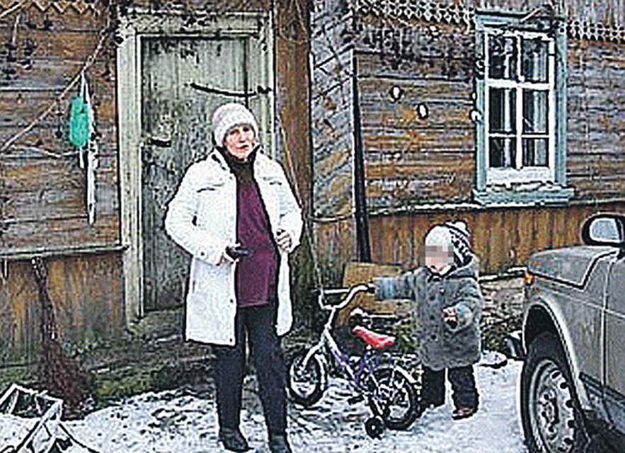 Бабушка Наталья с единственной своей внучкой. У нее было еще двое, но Димы уже нет на свете, а где младший мальчик - никто не знает... Фото: Андрей ПЕТРОВ.