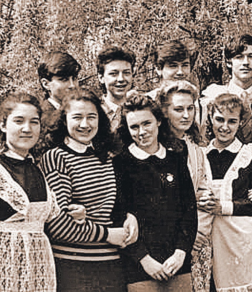 1989 год, Украина, Донецк. Ира Дукова (Кабанова, Черска) - третья слева.