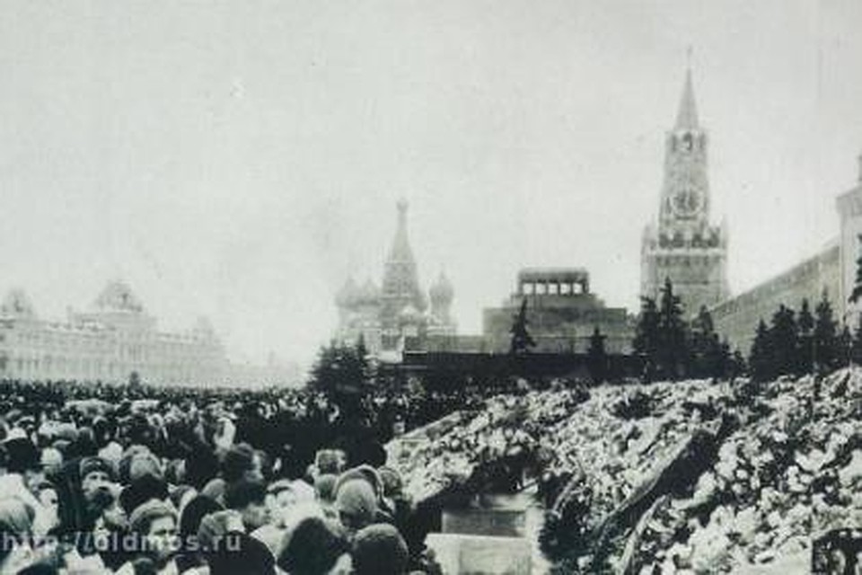 Часть венков оставляли в ГУМЕ - у Кремлевской стены не осталось свободного места