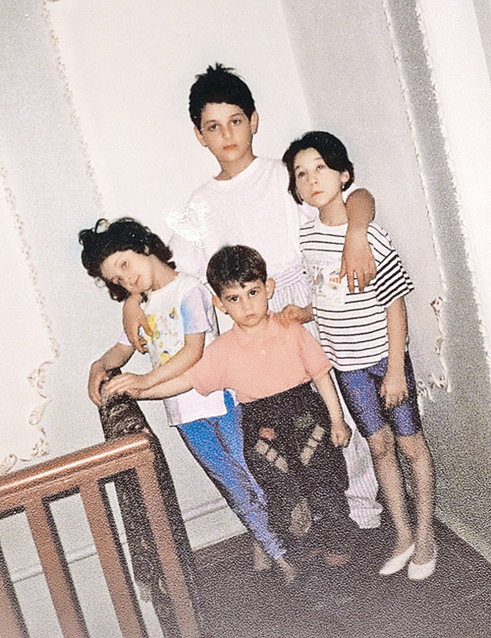 На фото, предположительно сделанном в 2002 году в Махачкале, четверо детей Царнаевых. Тамерлан (вверху в центре), Джохар (внизу) и сестры Аминат и Белла. Тогда они только собирались на новую родину. Фото: REUTERS