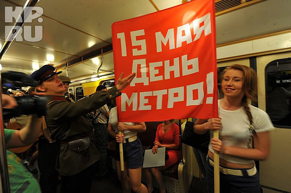 Студенты отлично подготовились - тщательно подобрали костюмы, выучили песни и перебегали из вагона в вагон Фото: Сергей ШАХИДЖАНЯН