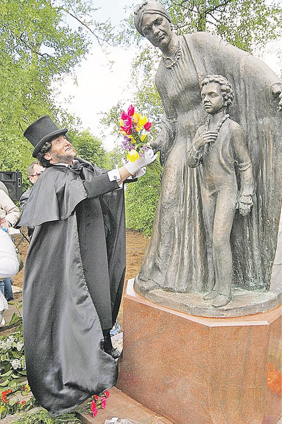 Памятник Арине Родионовне и юному поэту в Гатчине. Фото: ТАСС
