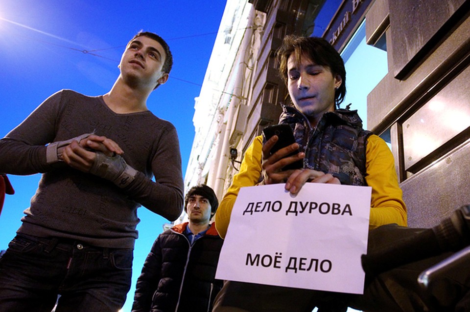 Молодежь, не верившая в виновность кумира, выходила на акции протеста.