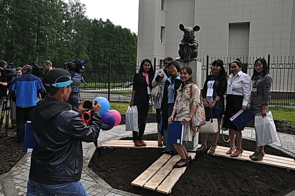 С памятником уже начали фотографироваться прохожие. Фото: Андрей КОПАЛОВ