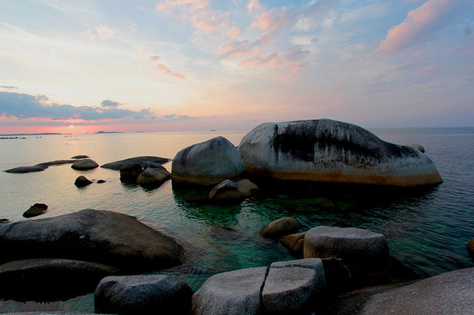 Камни Белитунга на закате (Tanjung Tinggi beach) Фото: Наталья АНТОНОВИЧ