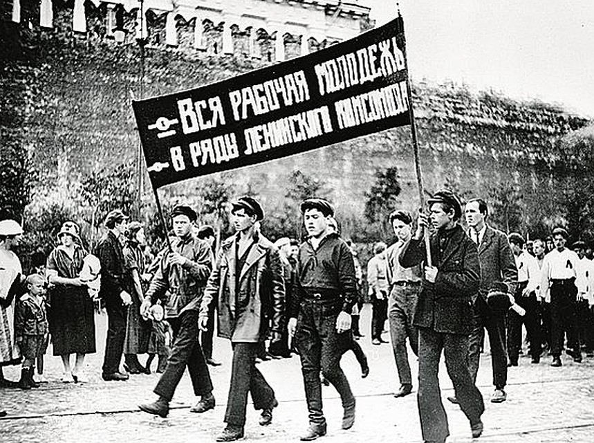 Колонна комсомольцев на первомайской демонстрации. Москва, Красная площадь, 1925 год.