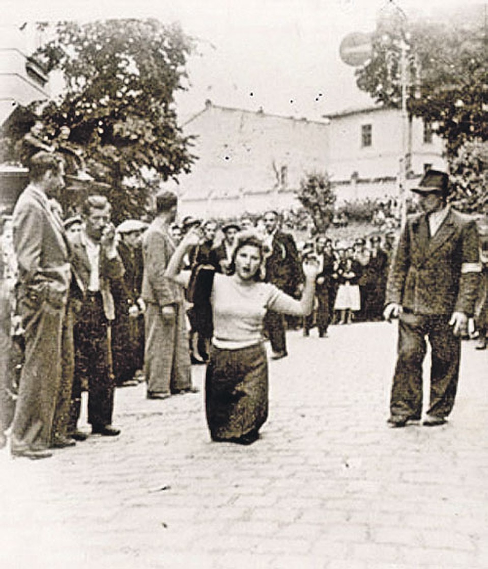 Львов, июль 1941 г. С приходом в город фашистов бандеровцы устроили этнические чистки. Людей заставляли маршировать на коленях, забивали камнями и палками.