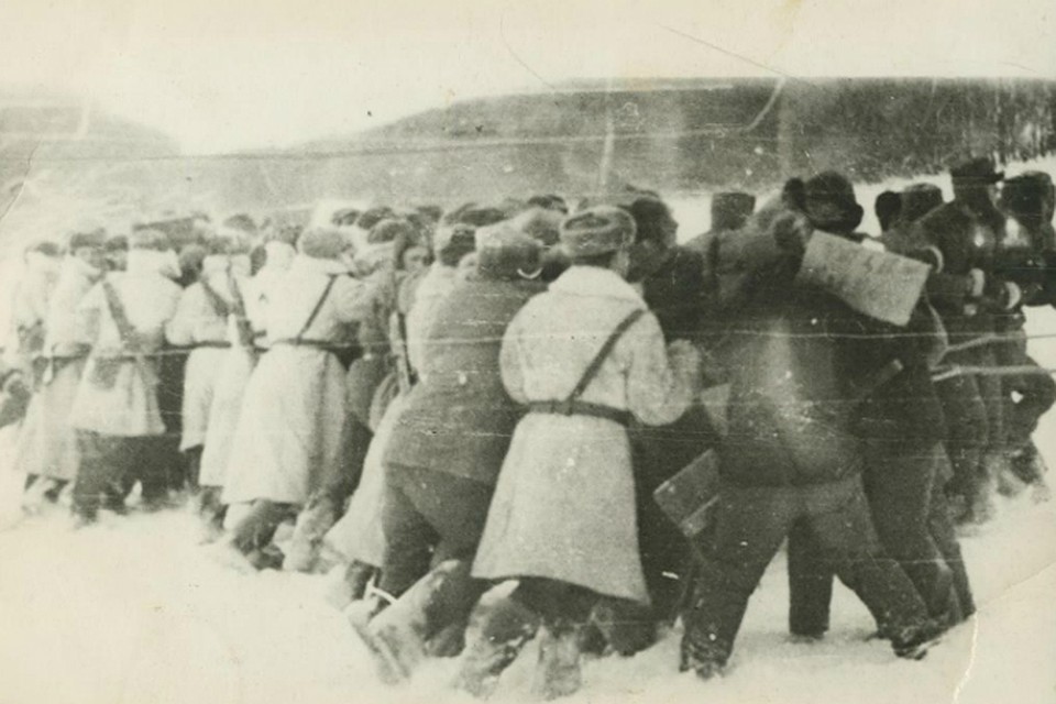 Пограничники ипользуют ненасильственный метод вытеснения китайцев с советской территории - "тактика живота"