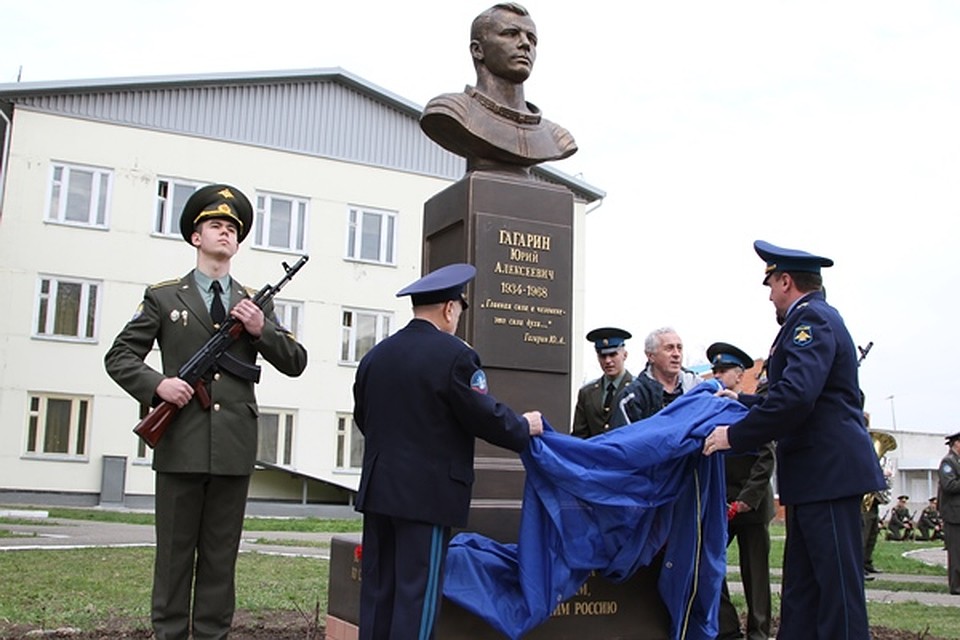 Бюст открыли в День космонавтики