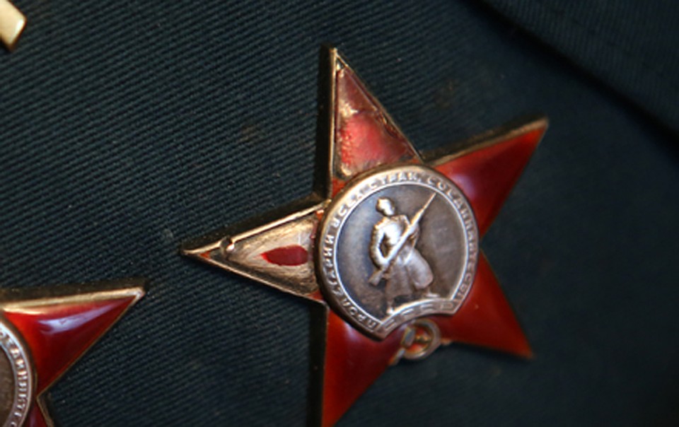 Осколок от снаряда чудом не попал в сердце солдата, оставив рубец на его боевой награде Фото: Николай ХИЖНЯК