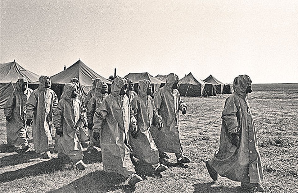 Апрель 1986 года. Полевой лагерь ликвидаторов ядерной аварии. Тогда в Чернобыль направляли людей со всего СССР.