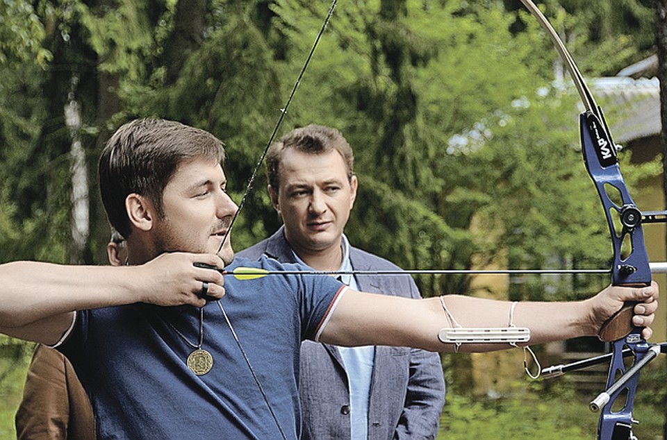 Самому стрелять из лука Марату в сериале не пришлось.
