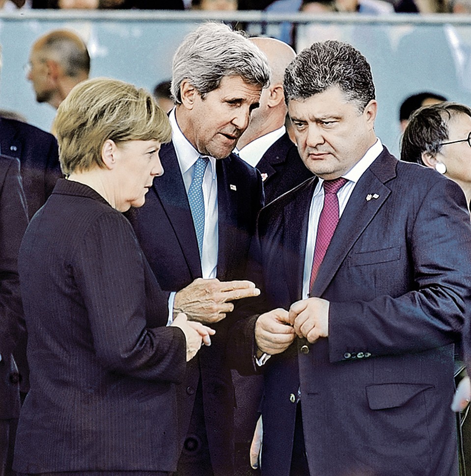 Германию поневоле втянули в интриги, которые США плетут на Украине. На фото - Ангеле Меркель приходится соглашаться с указаниями американского госсекретаря Джона Керри Петру Порошенко.