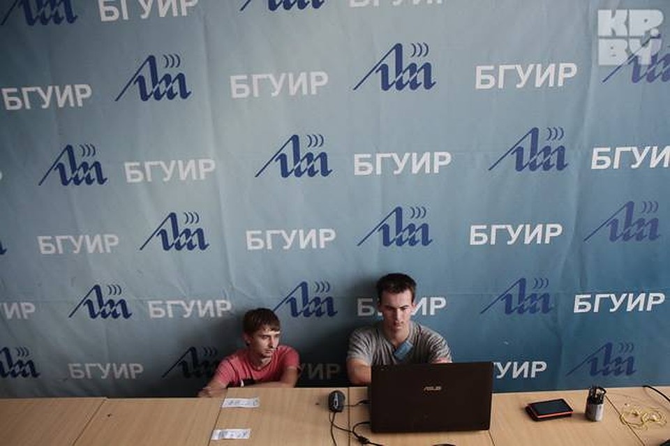 ...и со своих ноутбуков. Фото: Виктор ГИЛИЦКИЙ