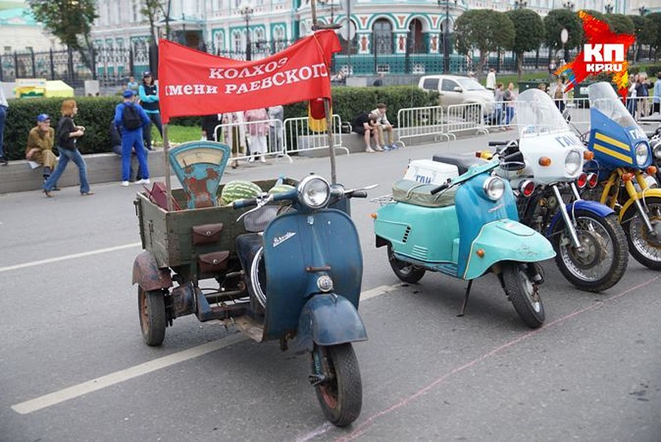 Это выставка ретроавтомобилей на проспекте Ленина около Исторического сквера. Модели старинных зарубежных иномарок были щедро разбавлены гордостью советского автопрома. Вот, например, мотороллер «Вятка», выпускавшийся с 1957 по 1966 годы. Фото: Алексей БУЛАТОВ