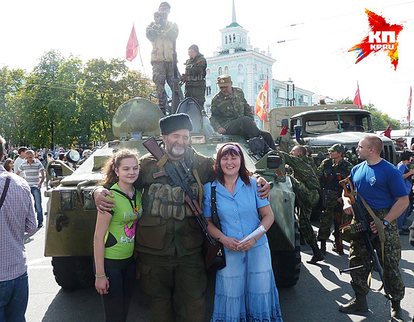 Луганчанки хотят на память фото с ополченцем Николаем Фото: Николай ВАРСЕГОВ