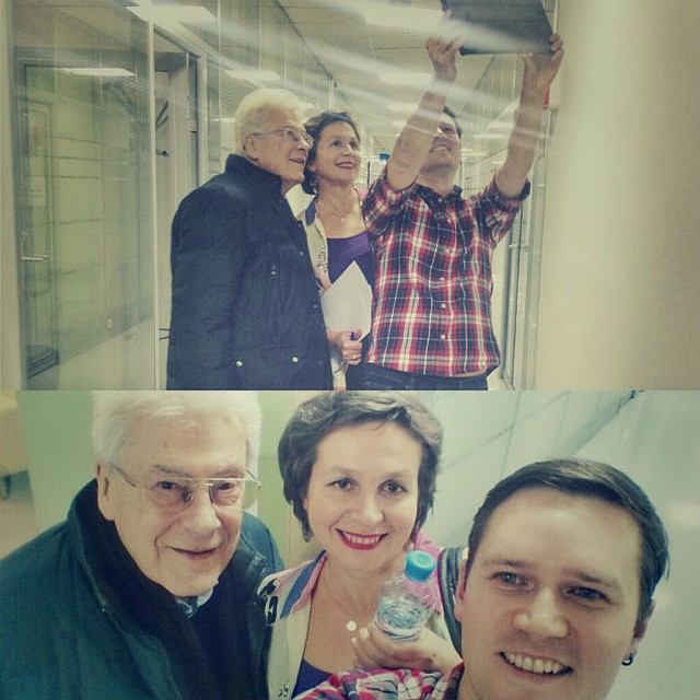 Наши радиоведущие не устояли перед соблазном сделать модное селфи со знаменитым целителем после эфира. Фото - Антон Арасланов