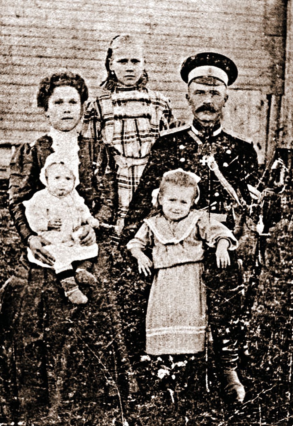 1908 - 1909 гг. Филимон Алексеевич Гусев в чине фельдфебеля. Предположительно с женой Агафьей Антоновной и дочерью Екатериной. На груди Гусева - Георгиевский крест. Фото: личный архив Е. Л. Комаровой