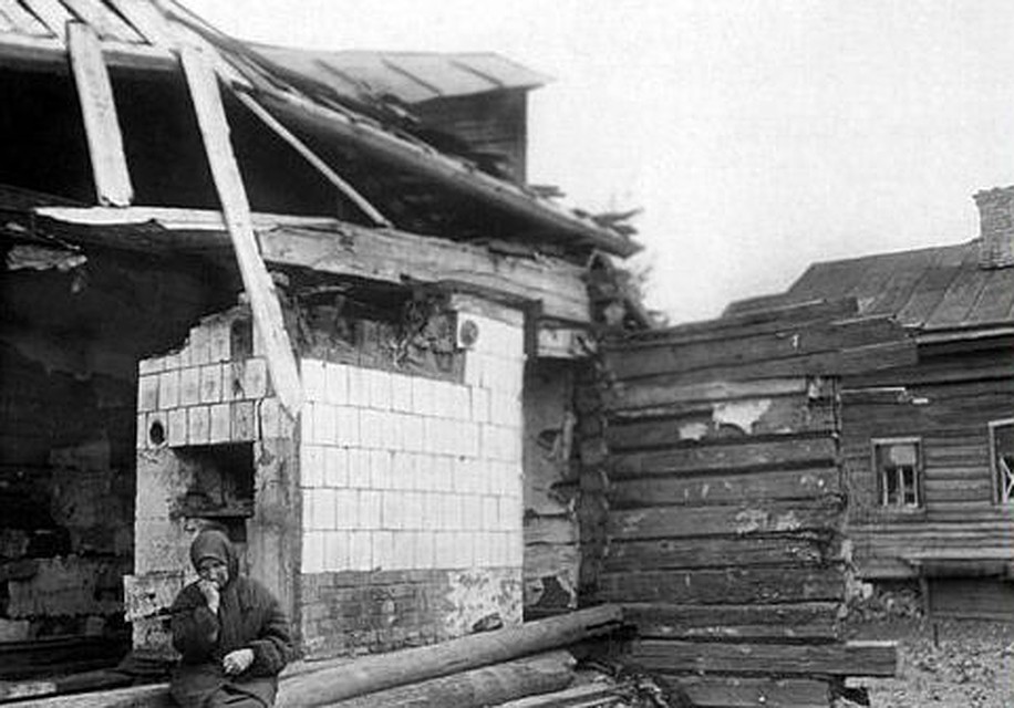 Дом, разрушенный бомбежкой, на улице Большая Павловская. 1943 год. Фото: с сайта fotoyar.ru.