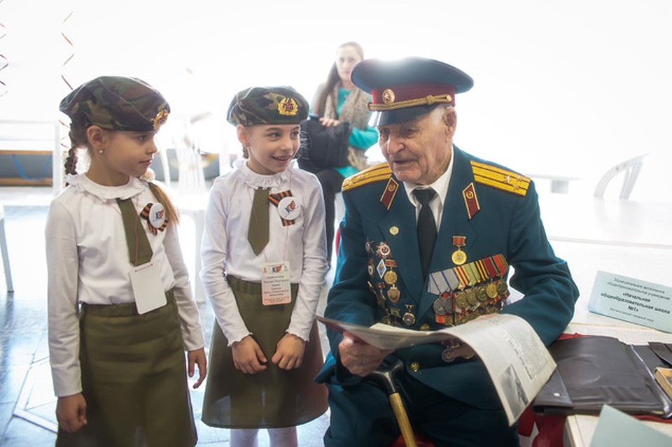 Посмотреть на военные «изобретения» малышей пригласили ветерана ВОВ Фото: Валерий ЗВОНАРЕВ