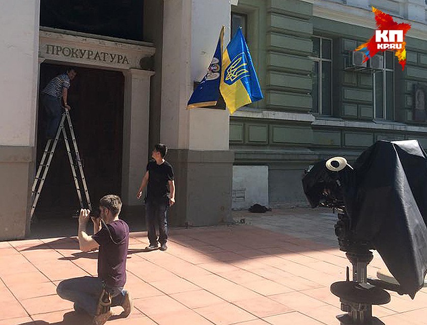 В Сети появились снимки: на фасад московского здания с украинским флагом киношники прикрепляют буквы «прокуратура». Фото: FACEBOOK