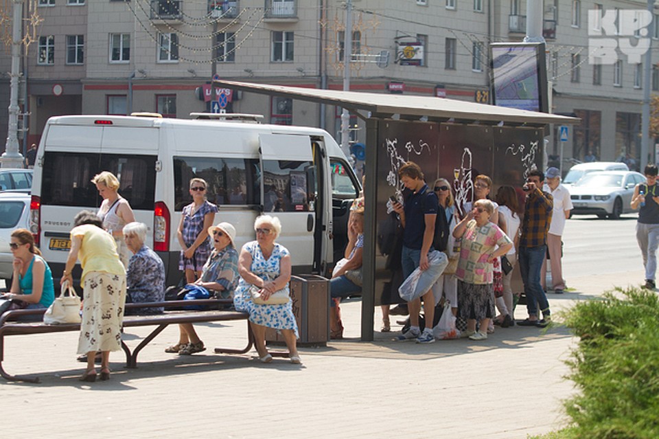 На остановках общественного транспорта люди прячутся от солнца. Фото: Павел МАРТИНЧИК